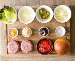 Burger-Zutaten-auf-Tablett