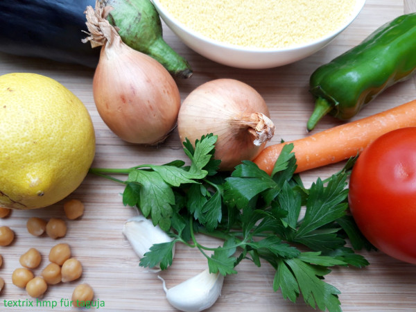 Zutaten-fuer-Couscous-mit-Gemuese-und-Merguez