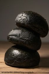 Schwarze Burger Buns Mit-Aktivkohle-gefaerbte-schwarze-Burger-Buns