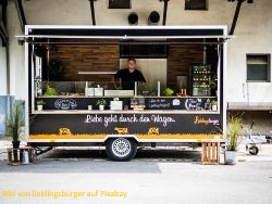 Streetfood Burger mit Pommes Burger-Imbissstand-Streetfood