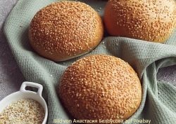 Burger-Buns-mit-Sesam-bestreut