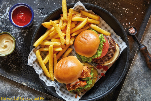 Zwei-Burger-mit-Pommes