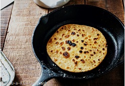 Pfannenbrot-Naan ist eine beliebte Beilage in der indischen Küche anshu-a-Kus-Unsplashk